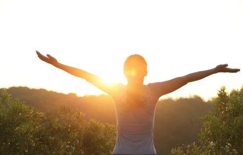 朝日を浴びている人
