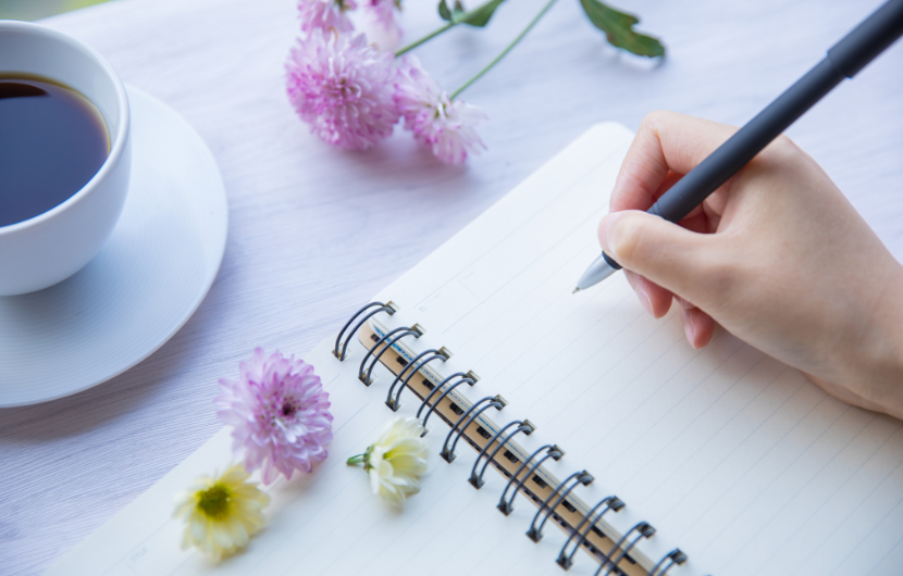 手放しのためにノートに気持ちを書き出すイメージ