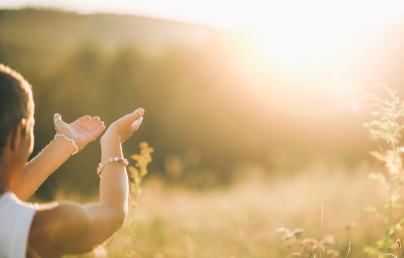 天から光が降り注ぎ、願いが届くイメージ