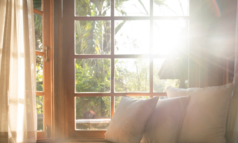 夏至前の静かな朝、光が差し込む神聖な空間のイメージ