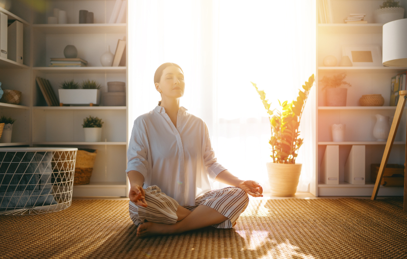 “ありたい姿”を内省しながら光を浴びて座る女性