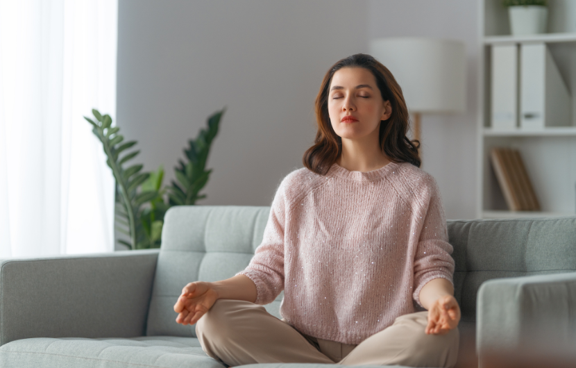夏至の瞑想で安心感を感じる女性